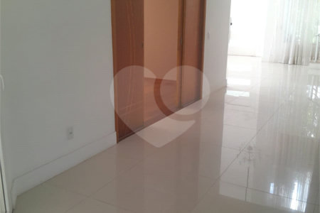Casa à venda ou para alugar com 4 suítes em Chácaras São Carlos, Cotia, SP