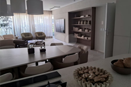 Apartamento à venda com 3 suítes em Moema, São Paulo, SP