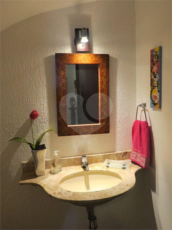 Casa à venda com 4 quartos, sendo 2 suítes, no condomínio Vila das Flores, São Paulo - SP