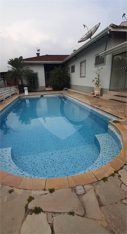Casa à venda com 5 quartos, sendo 1 suíte, no Centro, Bom Jesus dos Perdões, SP