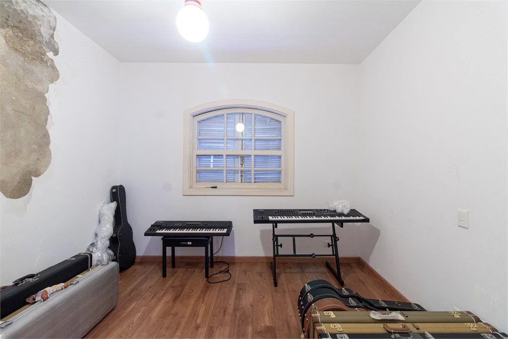 Casa à venda com 4 quartos, sendo 2 suítes, no condomínio Vila das Flores, São Paulo - SP