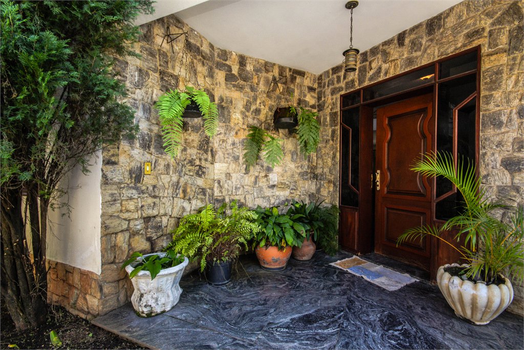 Casa à venda com 4 quartos, sendo 3 suítes, em City América, São Paulo, SP