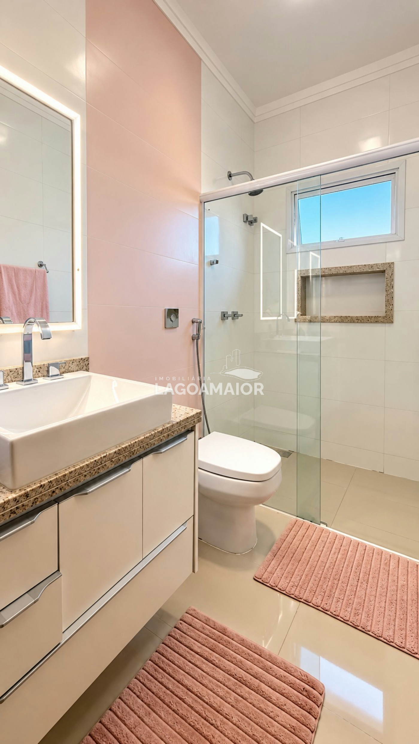 Casa à venda com 4 quartos, sendo 3 suítes, no condomínio Portal das Àguas, Três Lagoas - MS