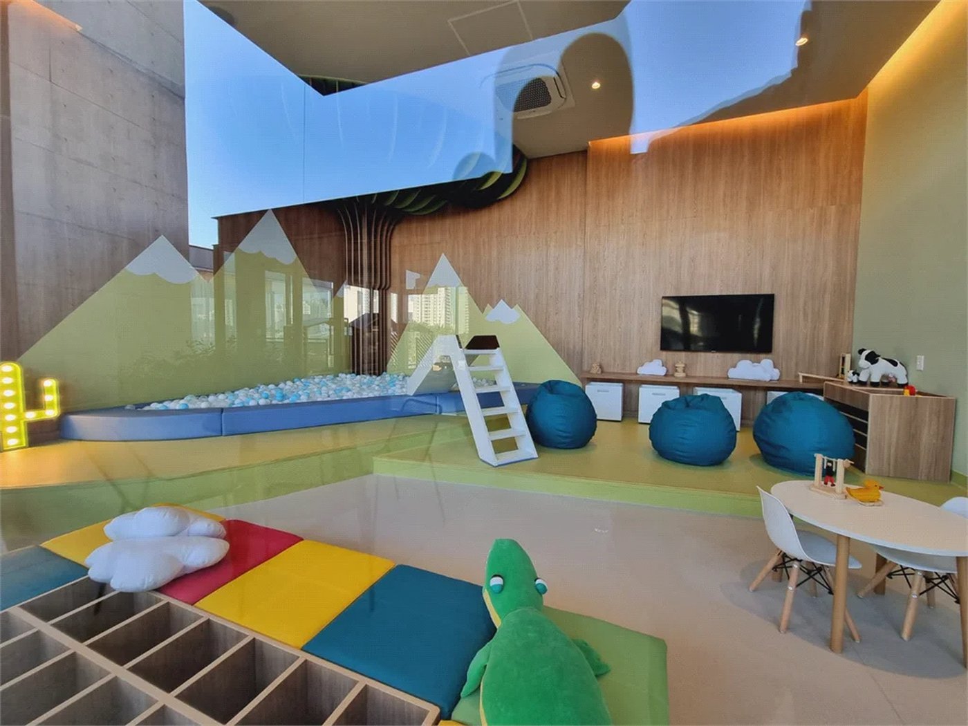 Apartamento à venda ou para alugar com 3 quartos, sendo 1 suíte,  em Jardim das Acácias, São Paulo, SP