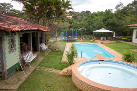 Casa à venda ou para alugar com 5 quartos, sendo 2 suítes, no condomínio Restinga Verde, São Roque - SP