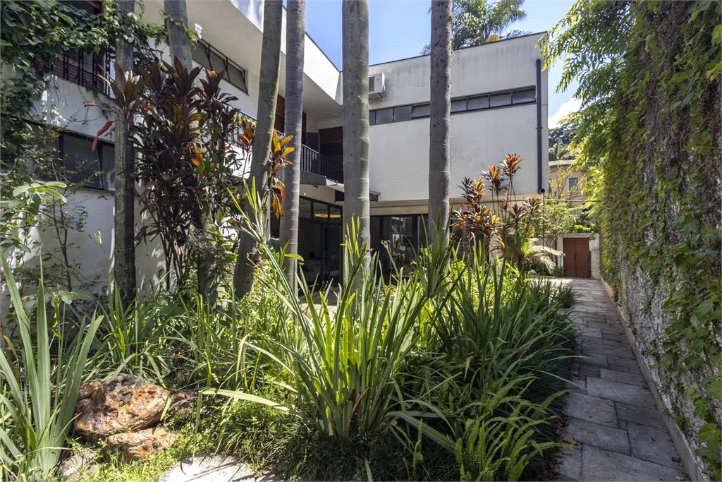 Sobrado à venda com 4 quartos, sendo 2 suítes, em Vila Morumbi, São Paulo, SP