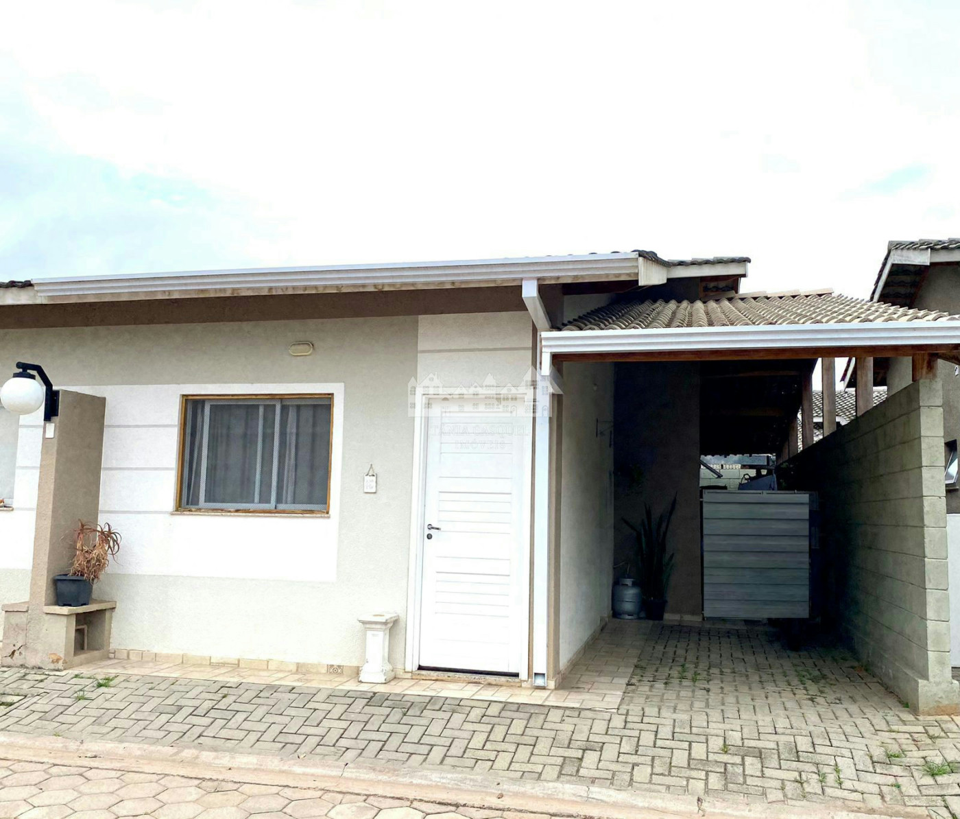 Casa à venda com 2 quartos, sendo 1 suíte, no condomínio Figueiras, Atibaia - SP