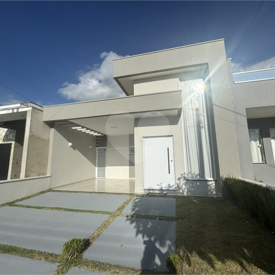 Casa à venda com 3 quartos, sendo 1 suíte, no condomínio Jardim Guarujá, Salto - SP