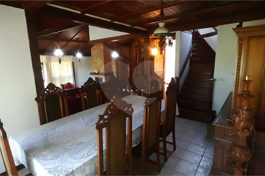 Sobrado à venda com 3 suítes em Serra da Cantareira, Mairiporã, SP