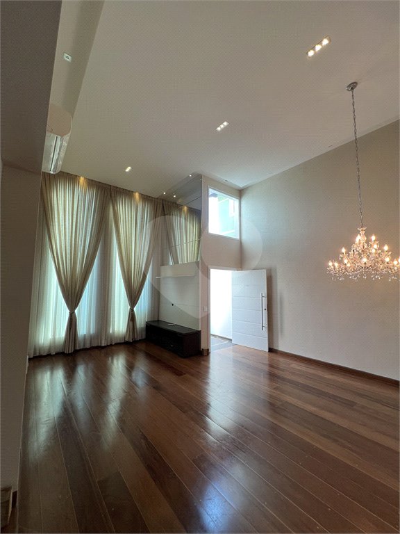 Casa à venda com 3 quartos, sendo 2 suítes, no condomínio Mirante do Horto, São Paulo - SP