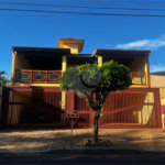 Casa à Venda na Rua Principal do Parque Fehr com Aquecedor Solar