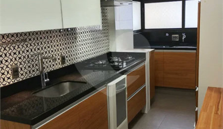 Linda cobertura Duplex om 3 dormitórios, sendo uma suíte com armários e ar condicionado e 2 vagas .