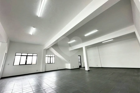 Galpão com 250m² , 4 vagas , para locação em Itaquera.