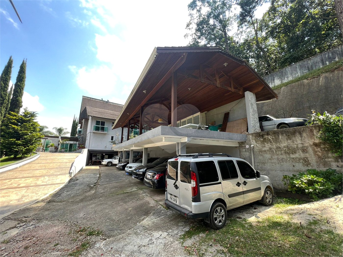 Casa à venda com 6 quartos, sendo 5 suítes, no condomínio Alpes da Cantareira, Mairiporã - SP