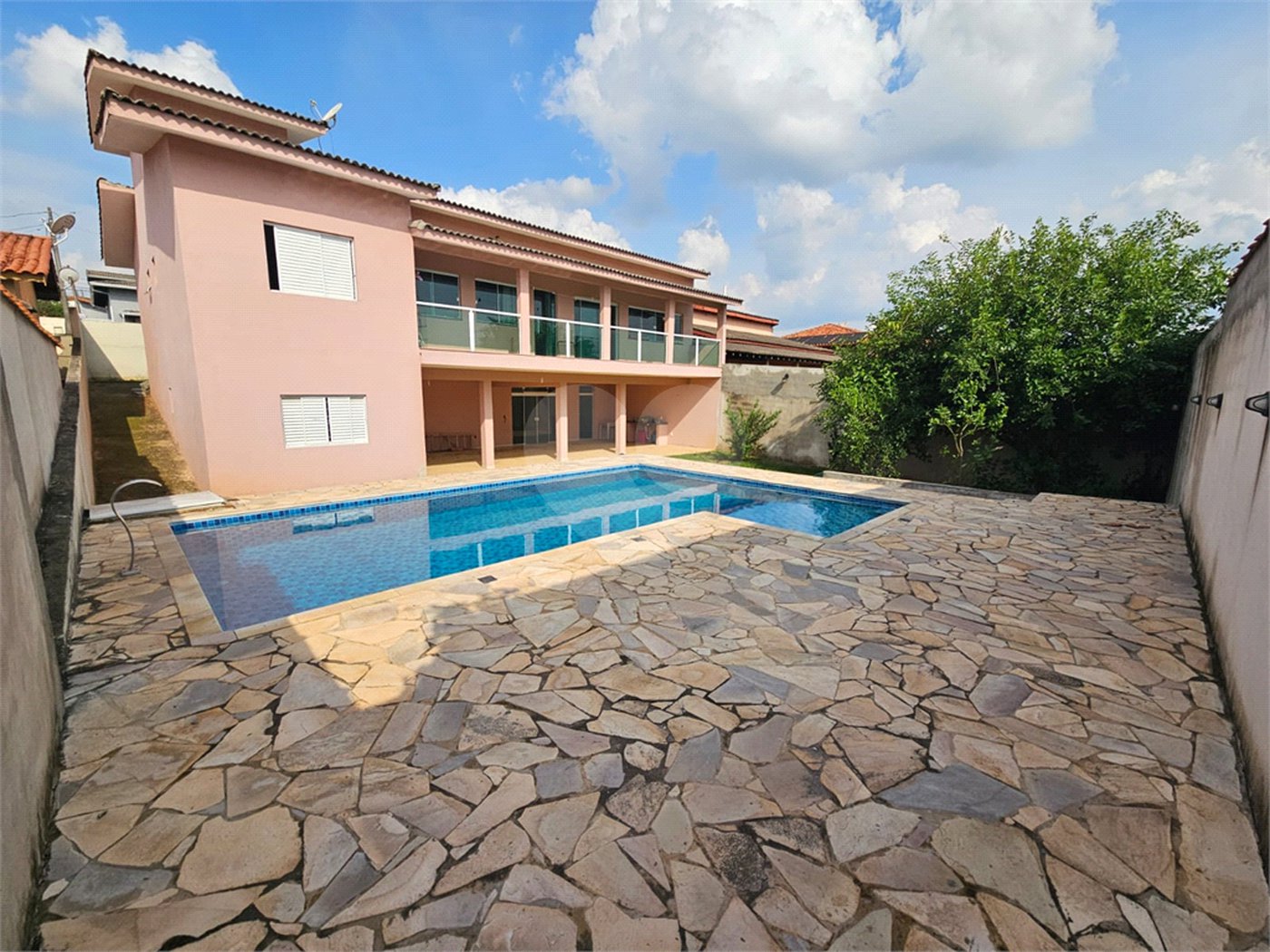 Casa à venda com 4 quartos, sendo 1 suíte,  no condomínio Jardim Shangri-lá, Atibaia - SP