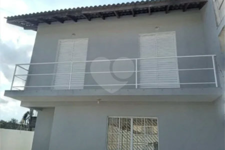 Sobrado à venda com 3 quartos em Jardim Estela Mari, Cotia, SP