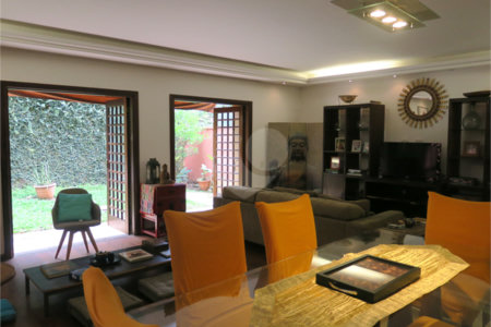 Casa à venda com 4 quartos, sendo 2 suítes, no condomínio Vila das Flores, São Paulo - SP
