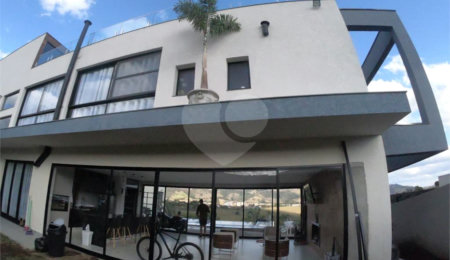 Sobrado à venda com 4 quartos, sendo 2 suítes,  no Centro, Joanópolis, SP
