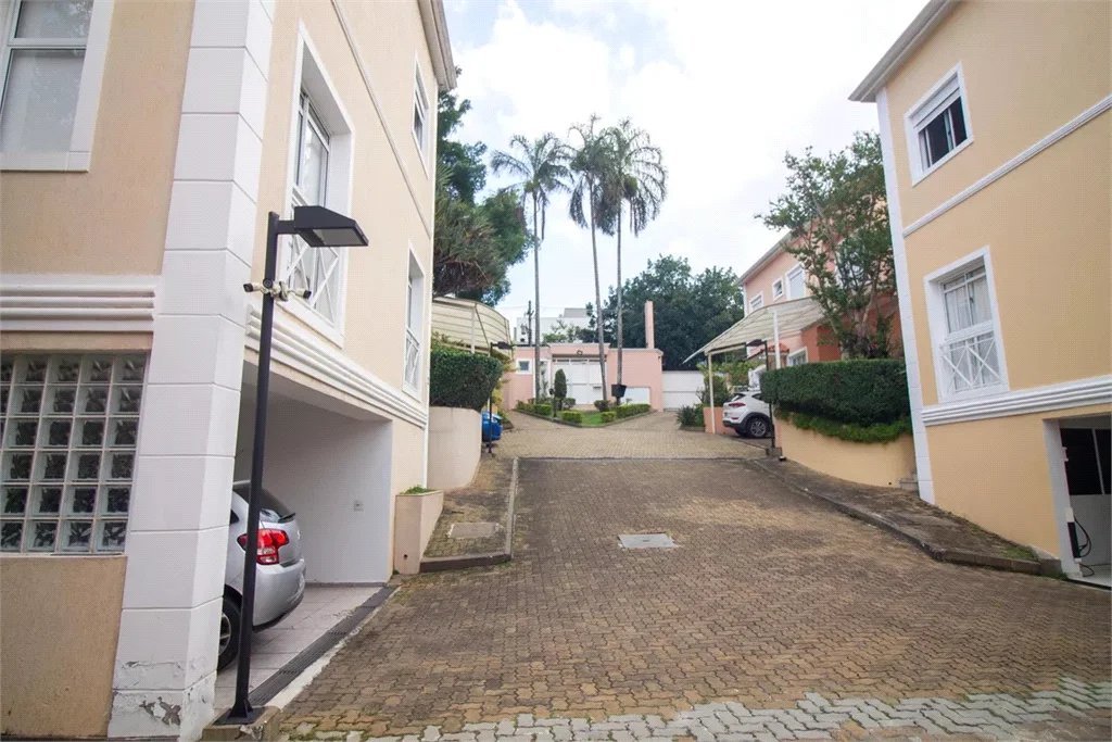Casa à venda com 4 quartos, sendo 3 suítes, no condomínio Residencial Sans Souci, São Paulo - SP