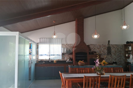 Casa à venda com 5 quartos, sendo 1 suíte, no condomínio Village da Serra, Araçoiaba da Serra - SP