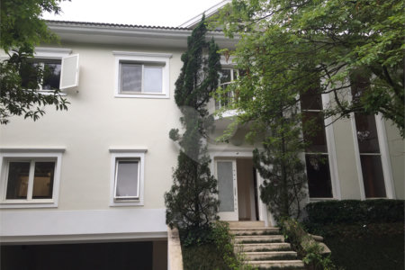 Casa à venda com 4 quartos, sendo 2 suítes, no condomínio Residencial Morumbi, São Paulo - SP