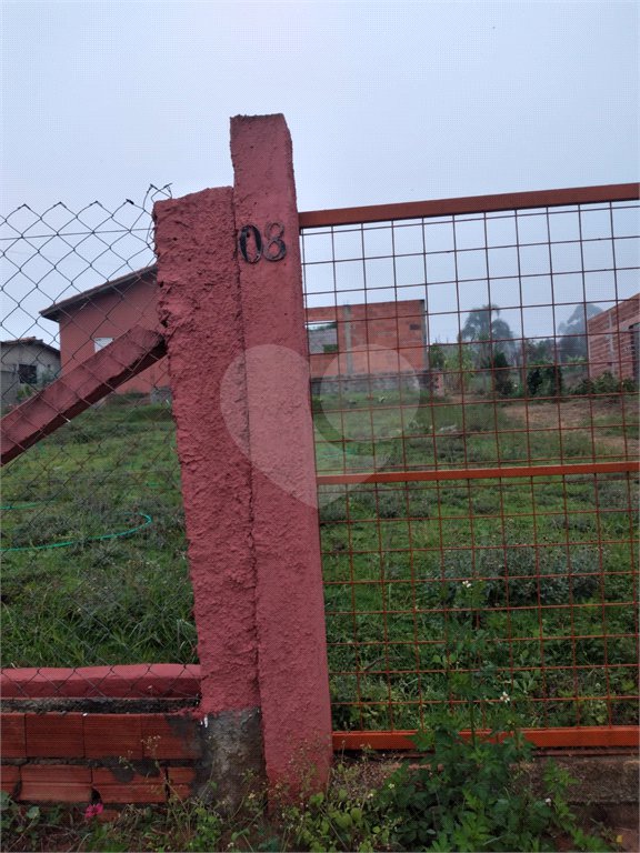 Casa à venda com 2 suítes no condomínio Portal dos Pássaros, Alambari - SP