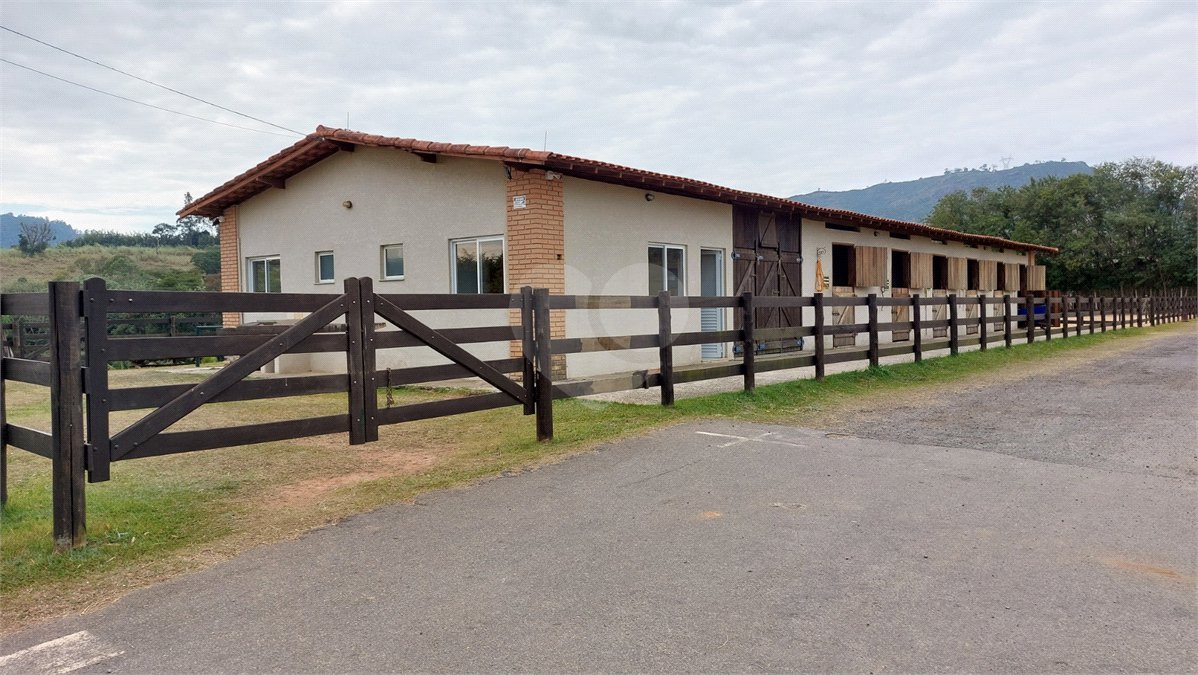 Casa à venda com 3 suítes no condomínio Figueira Garden, Atibaia - SP