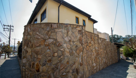 Sobrado à venda com 5 quartos, sendo 3 suítes, no Centro, São Roque, SP