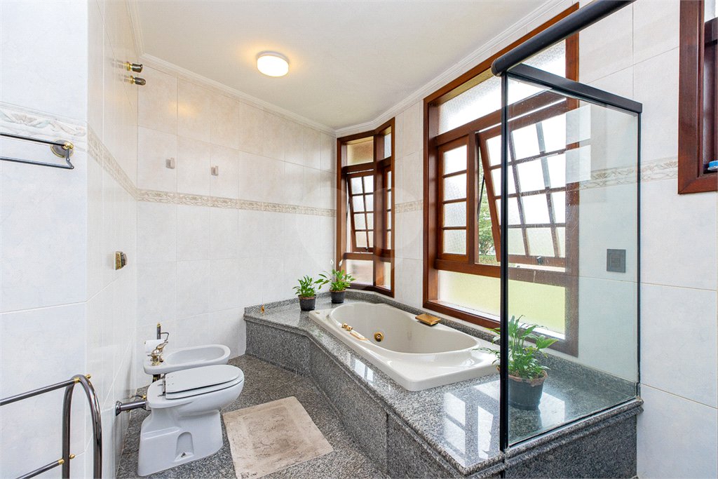 Casa à venda com 5 quartos, sendo 3 suítes,  no condomínio Residencial Morumbi, São Paulo - SP