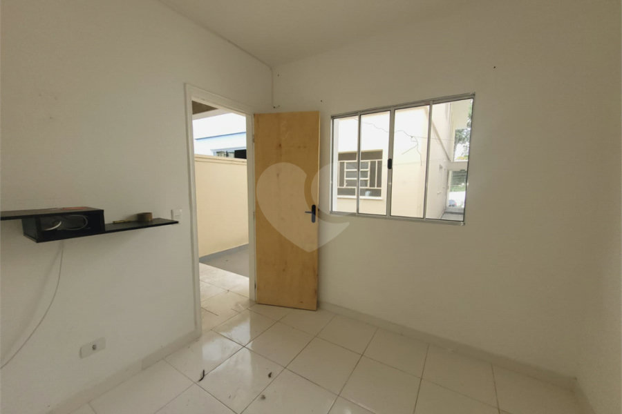 Casa à venda com 3 quartos, sendo 1 suíte, em Parque Maria Domitila, São Paulo, SP