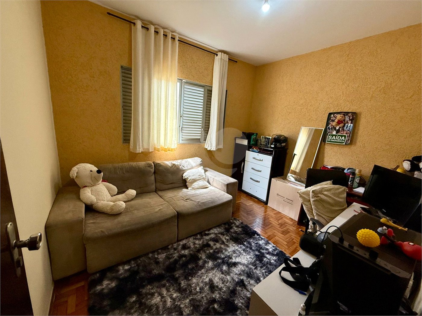 Casa térrea com piscina e 3 quartos.