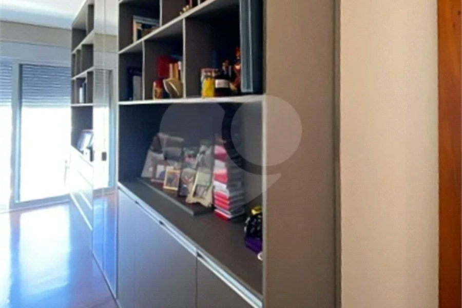 Casa de Alto Padrão em Condomínio com 4 suítes.