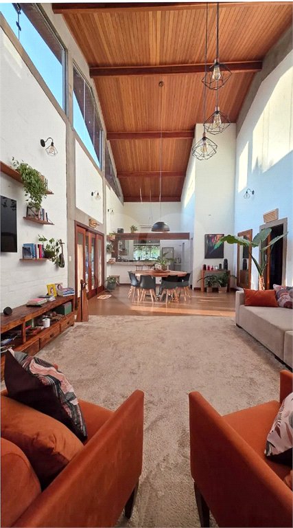 Refúgio de Alto Padrão em Condomínio Fechado: Natureza, Charme e 5.500m² de Terreno