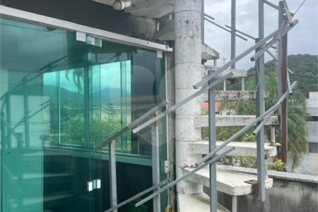 Sobrado à venda com 2 quartos, sendo 1 suíte, em Estância Balneária Hawai, Caraguatatuba, SP