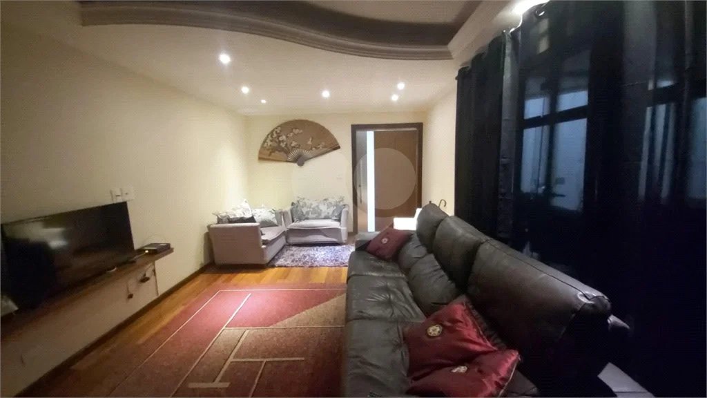 Sobrado com 224m² , 3 dormitórios , sendo 2 suítes , 3 vagas de garagem , 7 banheiros , à venda na Vila Scarpelli em Santo André.
