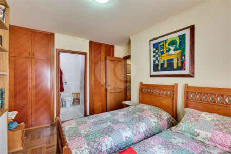 Casa à venda com 4 quartos, sendo 2 suítes, em Jardim Cordeiro, São Paulo, SP