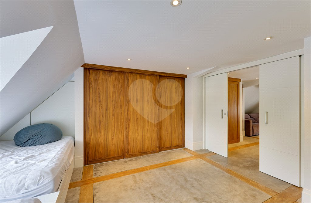 Casa à venda com 4 quartos, sendo 2 suítes, no condomínio Bristol Village, São Paulo - SP
