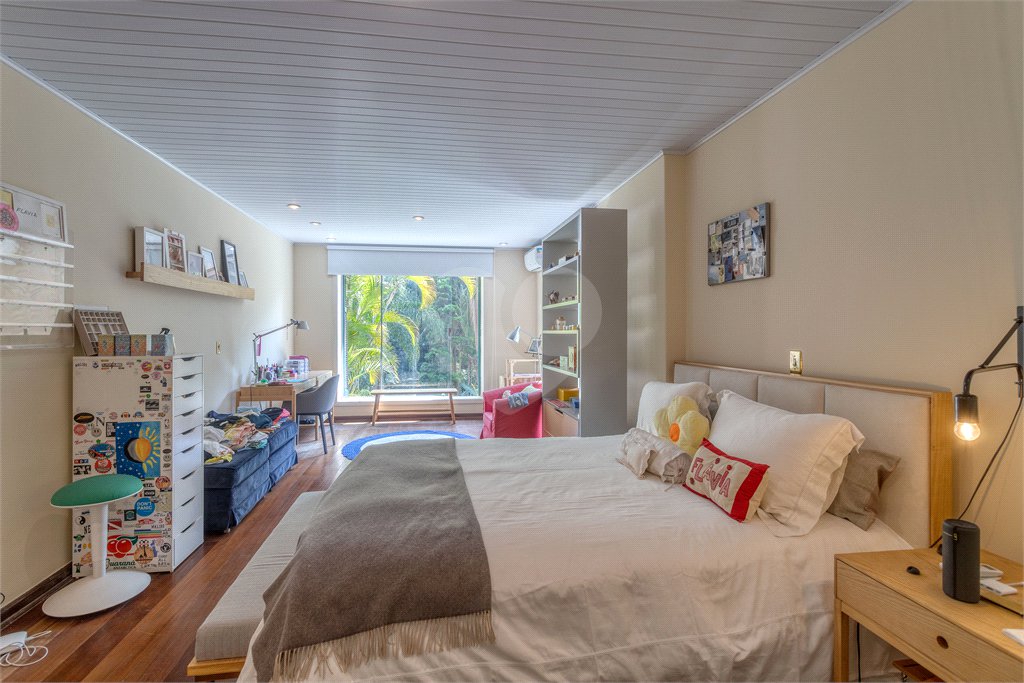 Casa à venda com 6 quartos, sendo 2 suítes, no condomínio Chácara Flora, São Paulo - SP