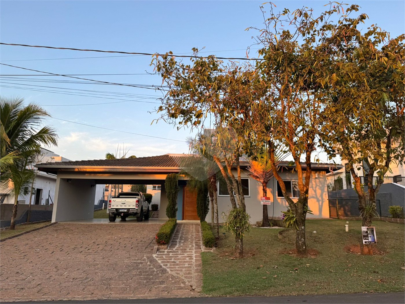 Casa à venda com 4 quartos, sendo 3 suítes, no condomínio Terras de Mont Serrat, Salto - SP