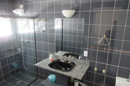 Casa de Alto Padrão com 5 Suítes e Lazer Completo– Guarujá