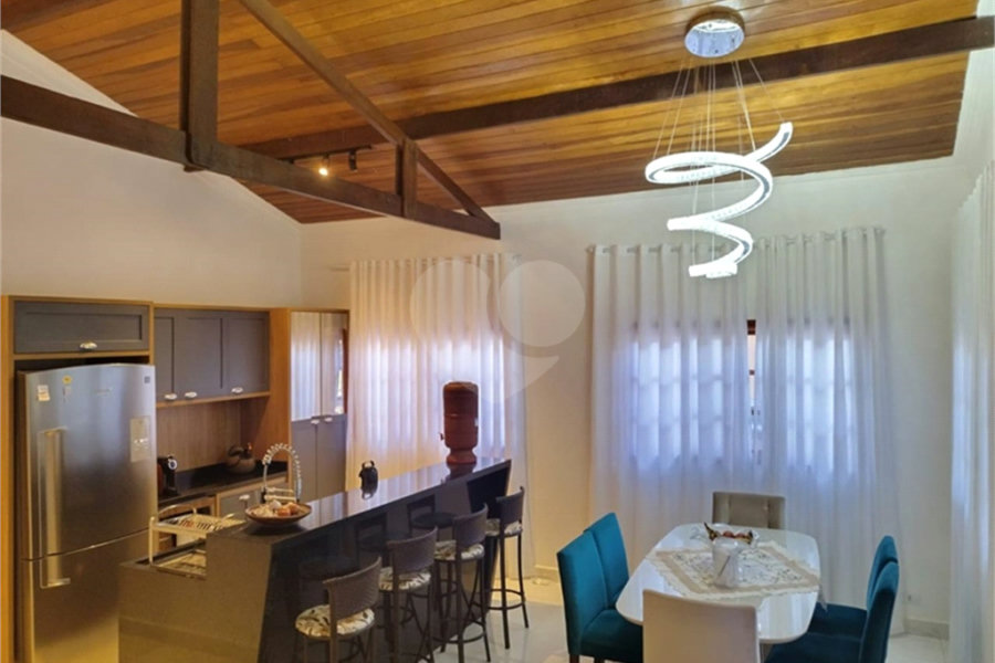 Casa à venda com 3 quartos, sendo 1 suíte, no condomínio Mountain Village, Atibaia - SP