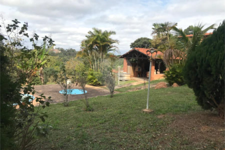 Chácara à venda com 4 quartos, sendo 1 suíte,  em Monterrey, Louveira, SP
