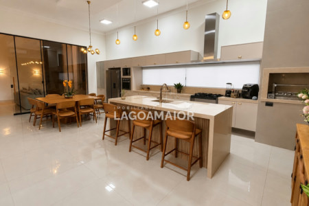 Casa à venda com 4 quartos, sendo 4 suítes, no condomínio Residencial Villa Dumont, Três Lagoas - MS
