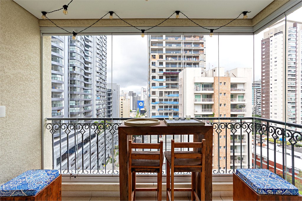 Apartamento à venda com 3 quartos, sendo 1 suíte,  em Jardim das Acácias, São Paulo, SP