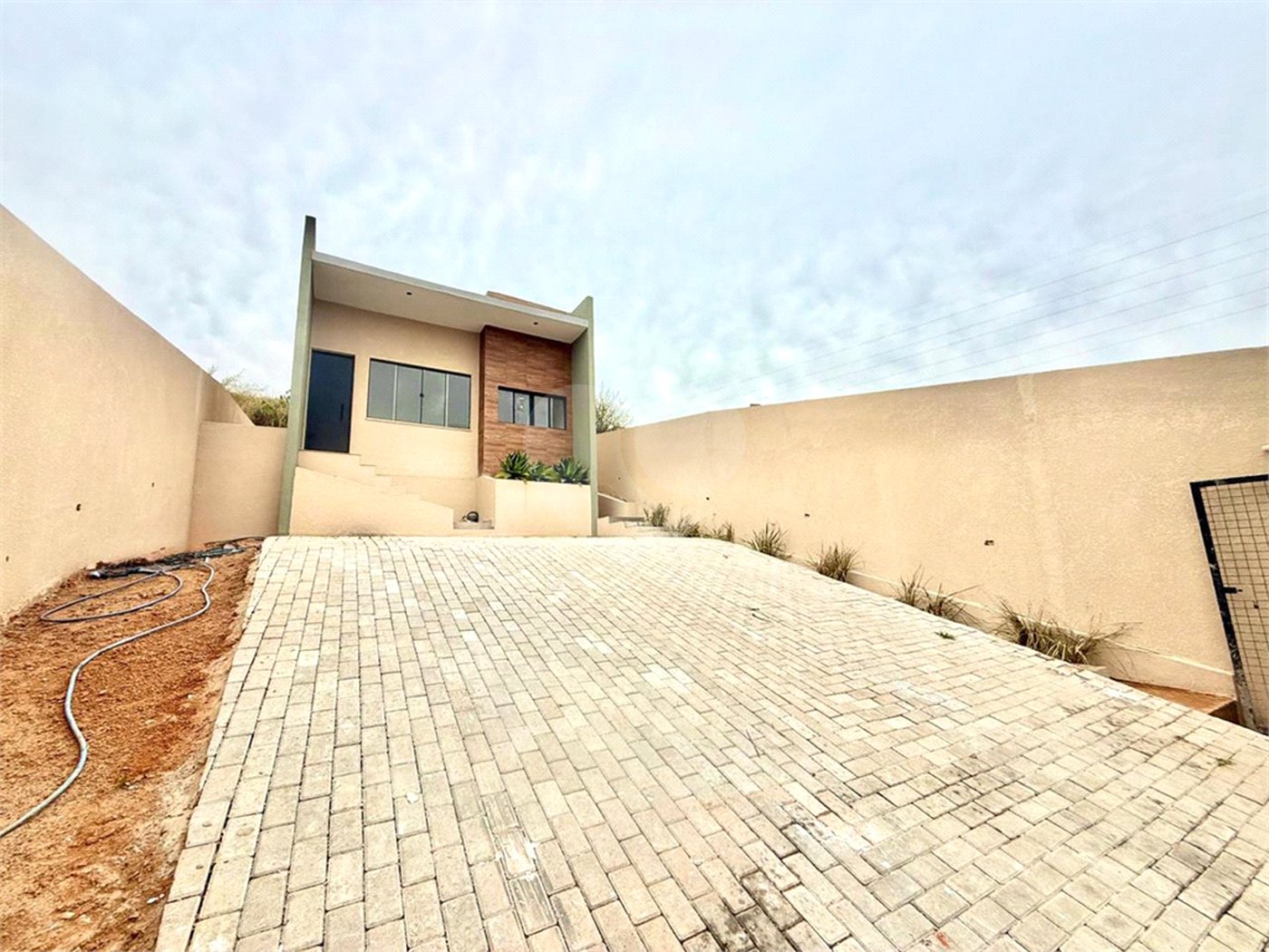 Casa à venda com 3 quartos, sendo 1 suíte,  em Loteamento Vale das Flores, Atibaia, SP