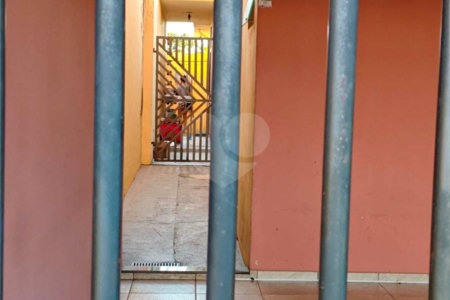 ?Oportunidade Única em São Carlos: Salão Comercial + Casa Independente nos Fundos – Ideal para Investidores!