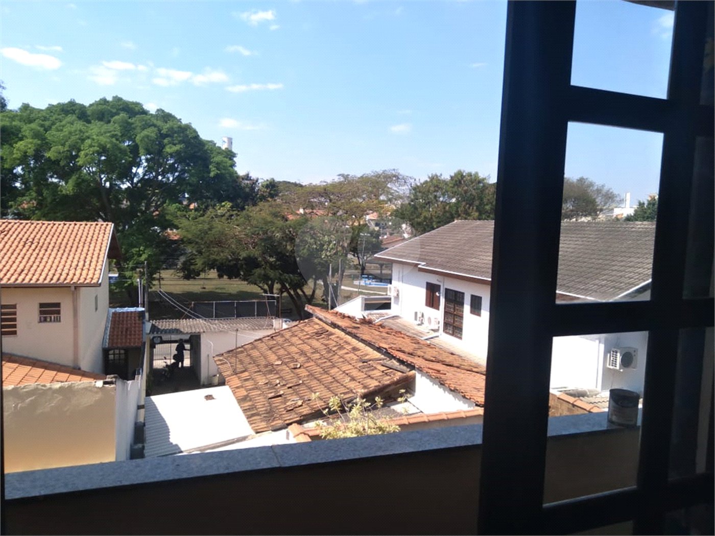 Sobrado espaçoso e bem localizado