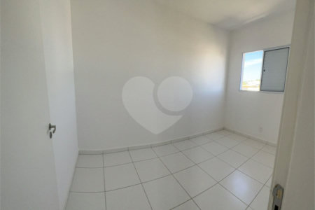 Apartamento no Condomínio Parque das Acácias.