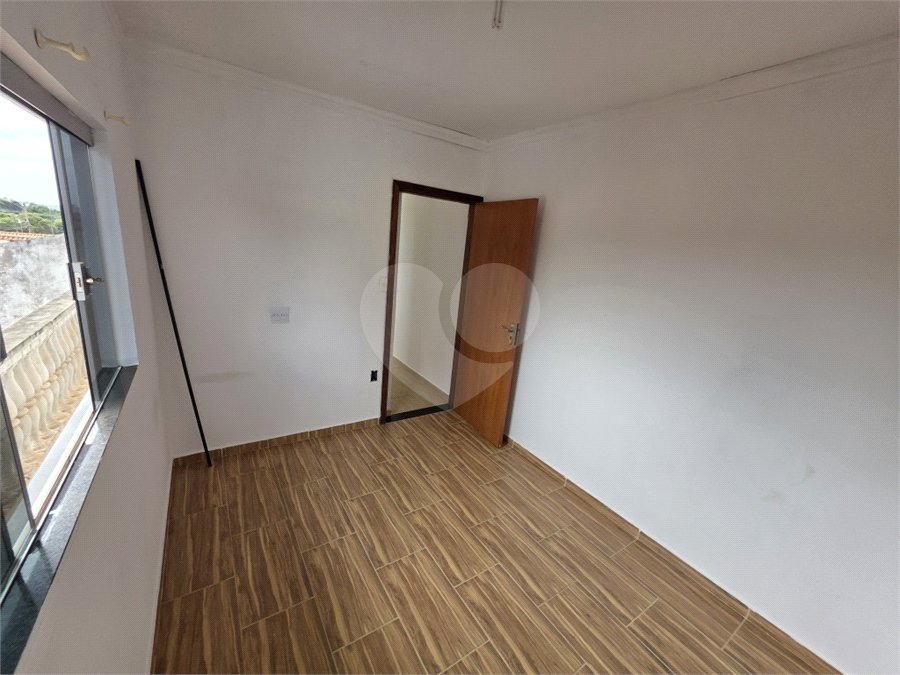 Casa térrea à venda no Douradinho com 2 quartos e edícula com mais dois quartos e 2 banheiros.