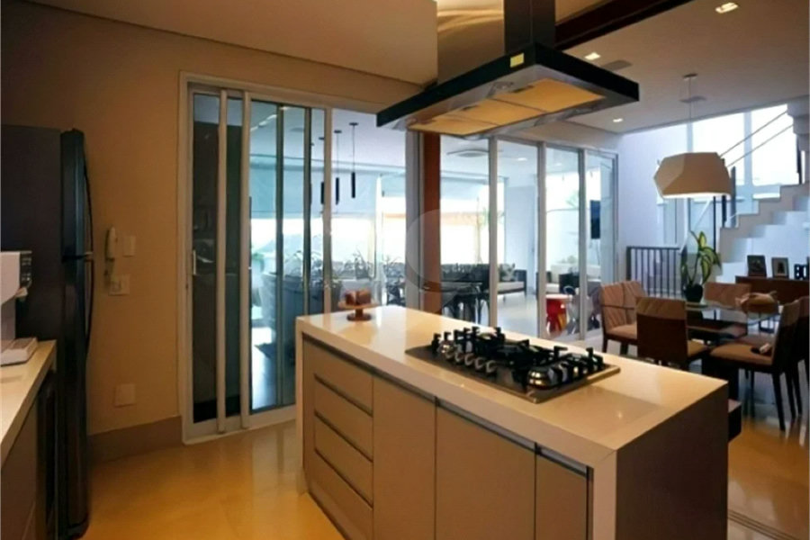 Casa de Alto Padrão em Condomínio com 4 suítes.